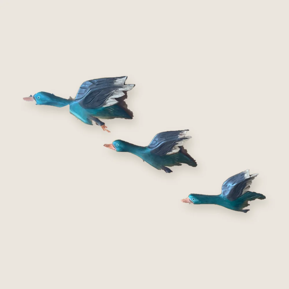 Trío de patos en vuelo tallados y pintados a mano